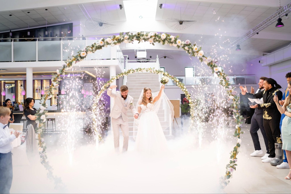 Brautpaar feiert gemeinsam mit den G&auml;sten auf der Tanzfl&auml;che bei einer russischen Hochzeit