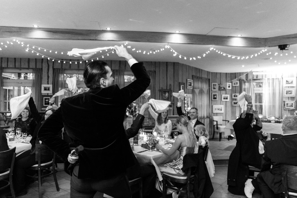 Hochzeitsgesellschaft feiert ausgelassen bei einer russischen Hochzeit in Hannover